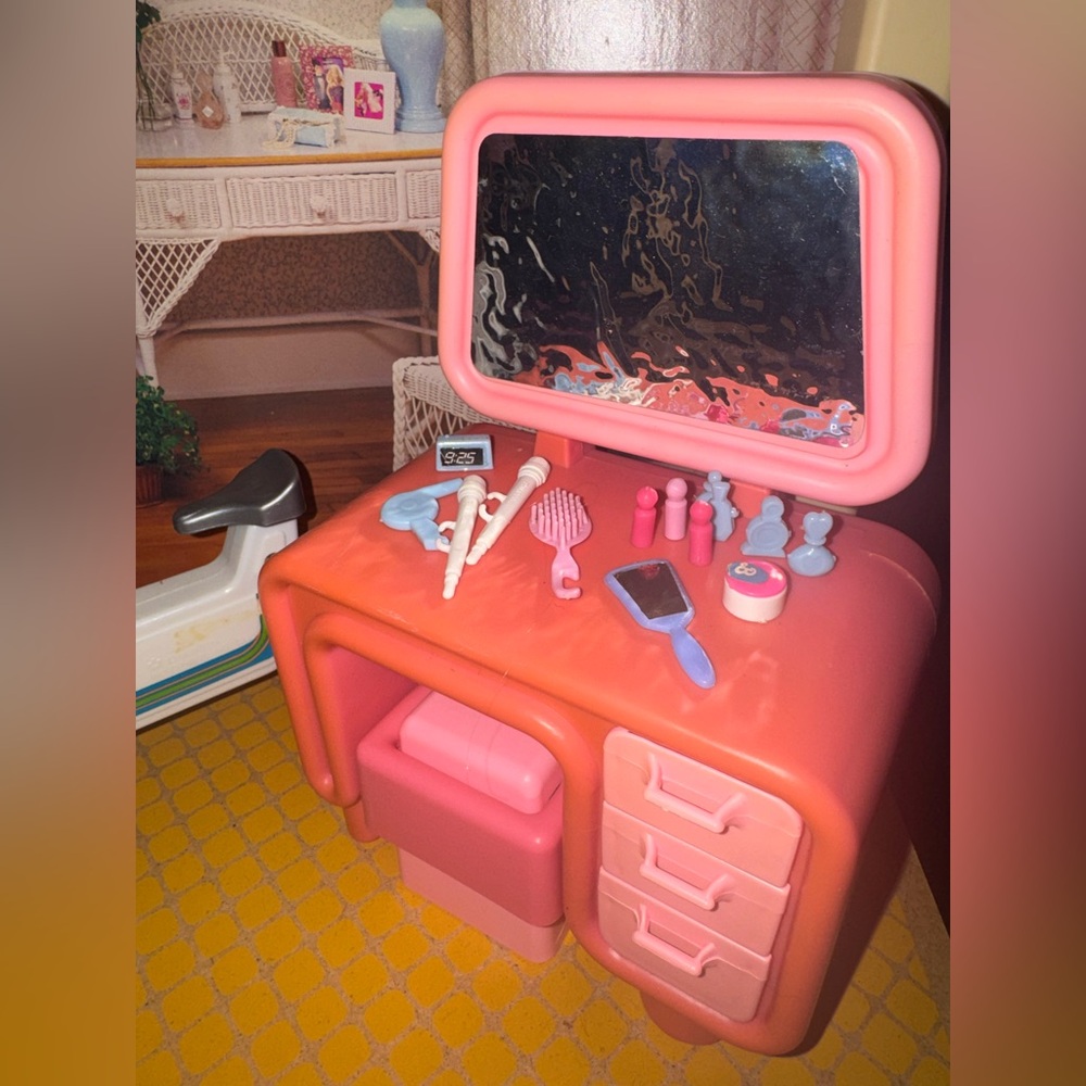 Mattel 1982 Pink Elevator Barbie Townhouse with Furniture & Accessories - Picture 11 of 16